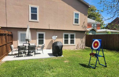 Bring the Crew! 4BR Luxe Pad, Backyard Magic & City at Your Door - Foto 45