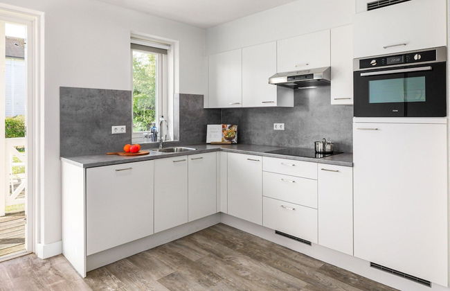 Villa in Hellevoetsluis Near North Sea Beach - Photo 4