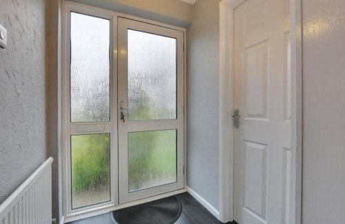 Superb 3 bed house, homely comforts close to supermarkets, with private parking on gated premise - Photo 31