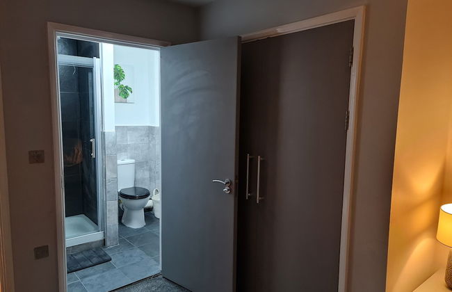 Stunning 3-bed Apartment in Heart of Cardiff Bay - Foto 17