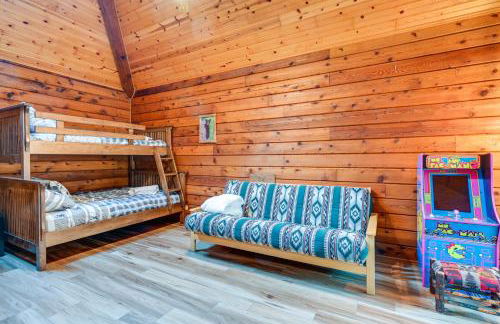 Magical Metamora Cottage with Fire Pit, Pond, Deck! - Foto 22