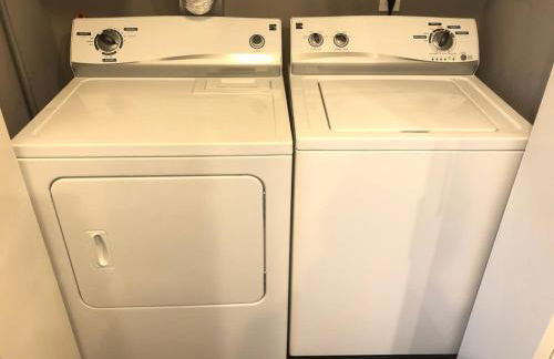 DT Designer's 2BR Condo Parking Tub Pool - 99 walk score - Foto 12