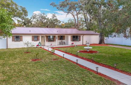Poolside Paradise with Basketball Court - Foto 1