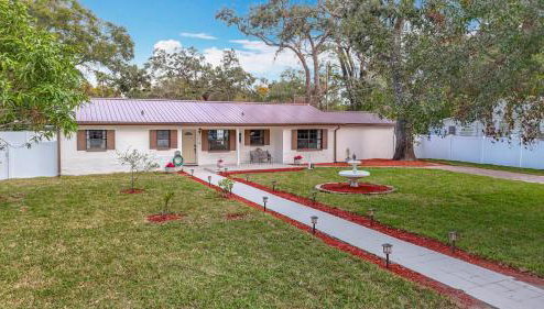Poolside Paradise with Basketball Court - Foto 1, Garden