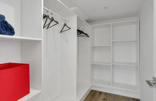 Cozy 3 BR Townhouse with Balcony - Photo 48