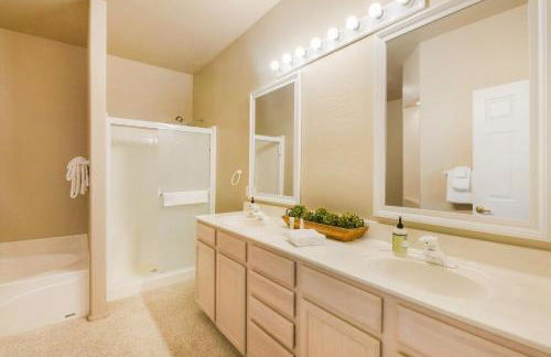 Mountain-view condo with incredible sunset views, pool, hot tub & grill - Foto 12