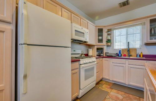 Luxe Pasadena Casita with Fireplace and Grill - Photo 16