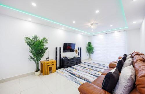 5 Bedroom House , Free Parking , Pool Table , Arcade Machine , Garden , Sleeps 9 , Offers , Ideal For Contractors , Families , Long Term Stays - Foto 37