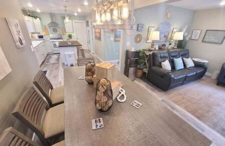 Stunning Lake Home w arcade and huge deck - Foto 49