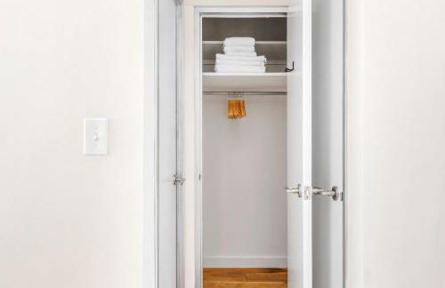 Midtown East 1BR w DM nr UN NYC-906 - Foto 11