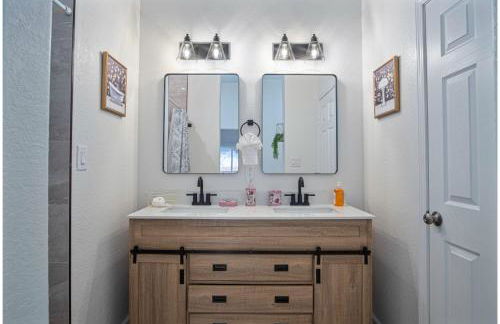 5BR3BA Minutes from the Action with Skyline Views - Foto 21