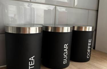 Comfortable 3BR Home, Guests 7, Fast Wi-Fi, & Nearby Pubs - Foto 13