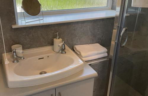 Large 2-bedroom maisonette with free parking - Foto 17