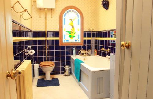 Historic Pike House with Beautiful Garden - Photo 9