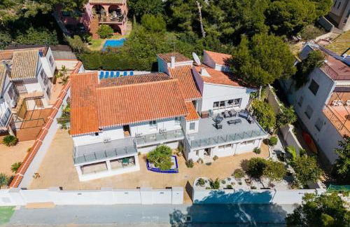 Entire Large Villa next to Award-winning beach - Foto 1