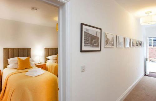 2 Central, spacious, apartment with private patio - Photo 14