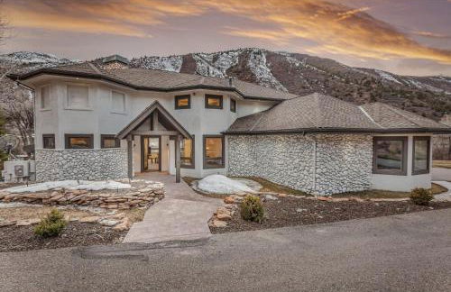 Cozy mountain home w riverfront patio - Foto 13