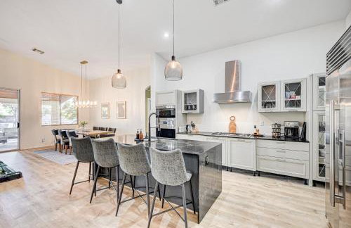 Luxury 6 BR Home Large Pool & Spa with Grassy Yard - Photo 10