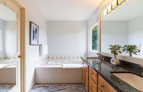 Spacious & Serene 6-Br Family Retreat in Kirkland - Photo 41