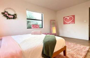 Super stylish 4 BR Home Steps from the Fun - Foto 73