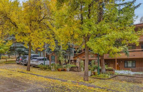 Updated 3BR, 3BA with Pool - Steps to Town - Foto 30