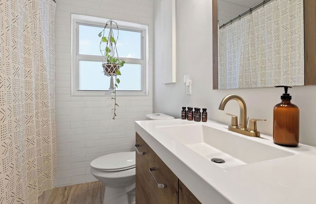 Hot Tub, Firepit, Deck | 10mins to Beach | Middle Terrace Cottage by AvantStay - Foto 28