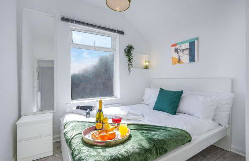 Newly Refurbished House - Close to Town Centre -Free Parking, Super-Fast Wifi, Smart TV with Netflix by Yoko Property - Photo 14