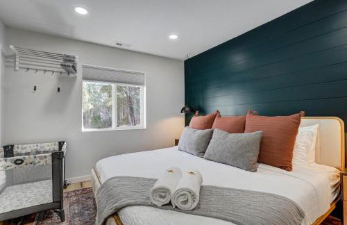 Secluded Westside Cottage - King Bed, Hot Tub, Views, Near Parks and Trails! - Foto 21