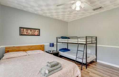 Serene 5BR 2BA Winter Home with Hot Tub & Fire Pit - Foto 17