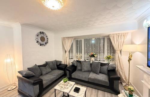 Lovely Two Double Bedroom Maisonette in Surrey - Photo 2