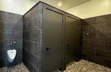 Couples Mirror Cabin- Reflections at Valley Bear Farms Resort - Foto 31