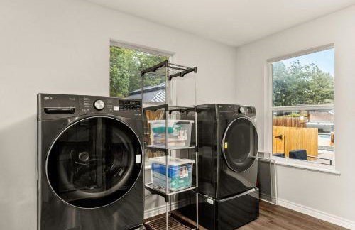 Spacious Retreat with Pool & Hot Tub - 10 Minutes to Downtown - Foto 47