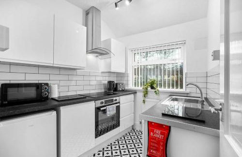 Two Bedroom Apartment - On Street Parking Available - Netflix - Wifi - Top Rated - 311M - Photo 3