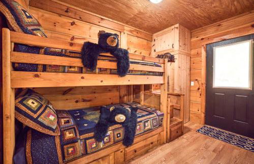 Romantic Penrose Cabin with Pond, Trails and Hot Tub - Foto 17