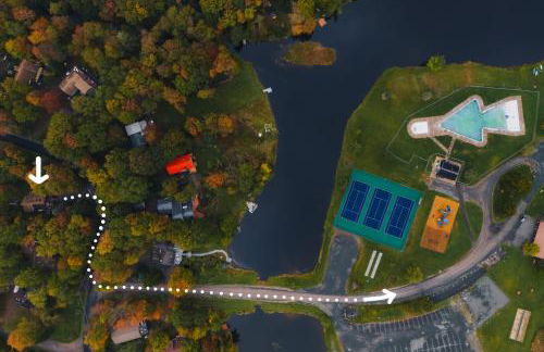 Family Pocono Gem by the lake with private sauna, hot tub, and huge game room - Foto 58