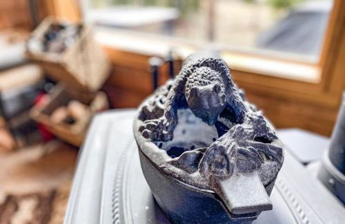 Secluded Log Cabin with Views & Hot Tub, Foosball, Wood Stove - Heavenly Homestead - Foto 34