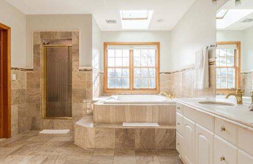 8BR Luxury Maplewood Manor, Hot Tub & Fire Pit - Foto 54