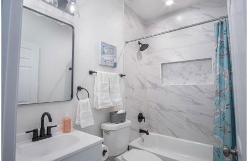 Vibrant 4BR3BA Oasis Near Happy Downtown - Foto 21