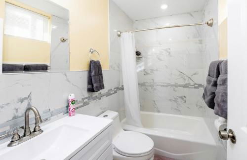 233-1 4BR Boston - Cozy Apt near MBTA Station - Photo 19