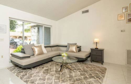 Waterfront 2-Story Villa with Heated Pool - Foto 9