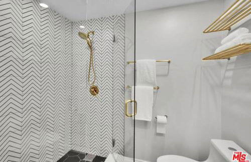 Echo Lake view condo - newly renovated - centrally located - Photo 3