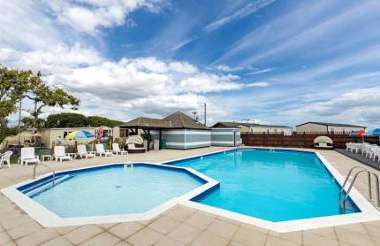 Romantic Seaside Chalet Retreat Solent Breezes - Foto 3