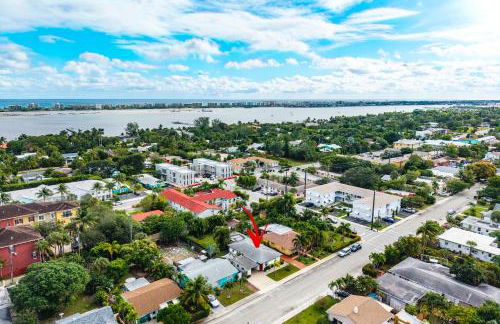 Coastal Harbor, King Bed, Pickleball Gear, Golf set, BBQ- 1 dollar rides to Beach, by Maven Vacation Rentals - Foto 38