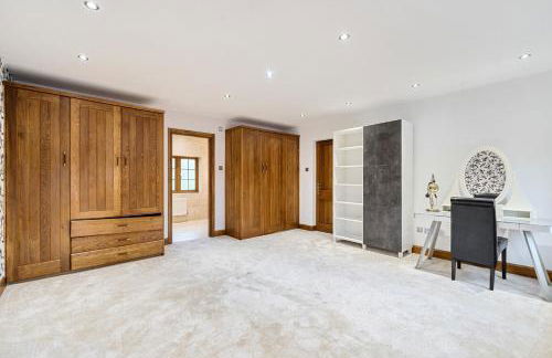 Kingswood 6 Bed Mansion, Tennis Court and Cinema - Foto 26