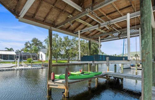 Pirates Den a 4BR Pet-Friendly Waterfront Oasis with Pool, Dock, Personal Water Boats, Fire Pit, Game Room and Bar - Foto 48