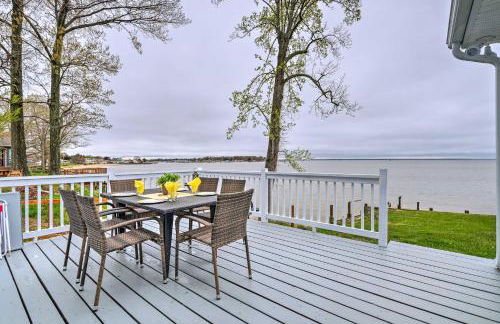 Waterfront Cottage with Private Beach and Deck! - Foto 2