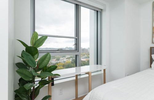 High Rise Retreat w City Skyline Views Shared Gym - Photo 28