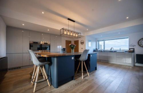 Luxury 4 bed beachside home with coastal views - Foto 36