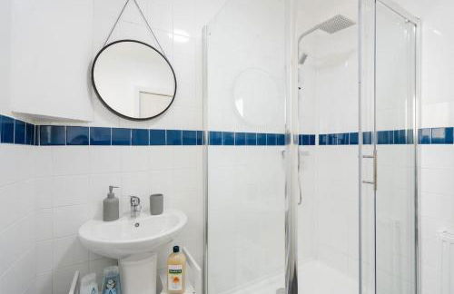 Stunning 5 bedroom home Wirral Birkenhead Sleeps 9- Free Parking-5G Internet - Foto 16