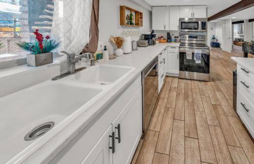 NEW! HUGE 5BR Mountain Views Game Room Hot Tub Lawn Games BBQ - Photo 48